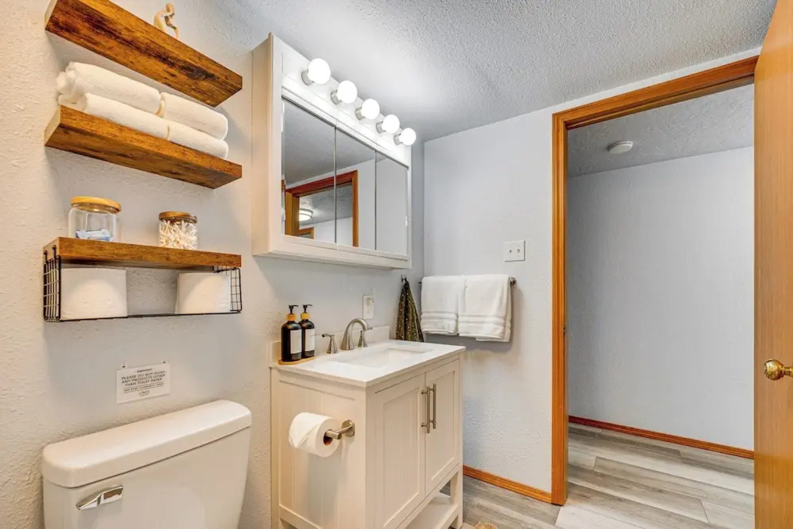 9 Mi to The Gorge: Updated Retreat w/ Yard!