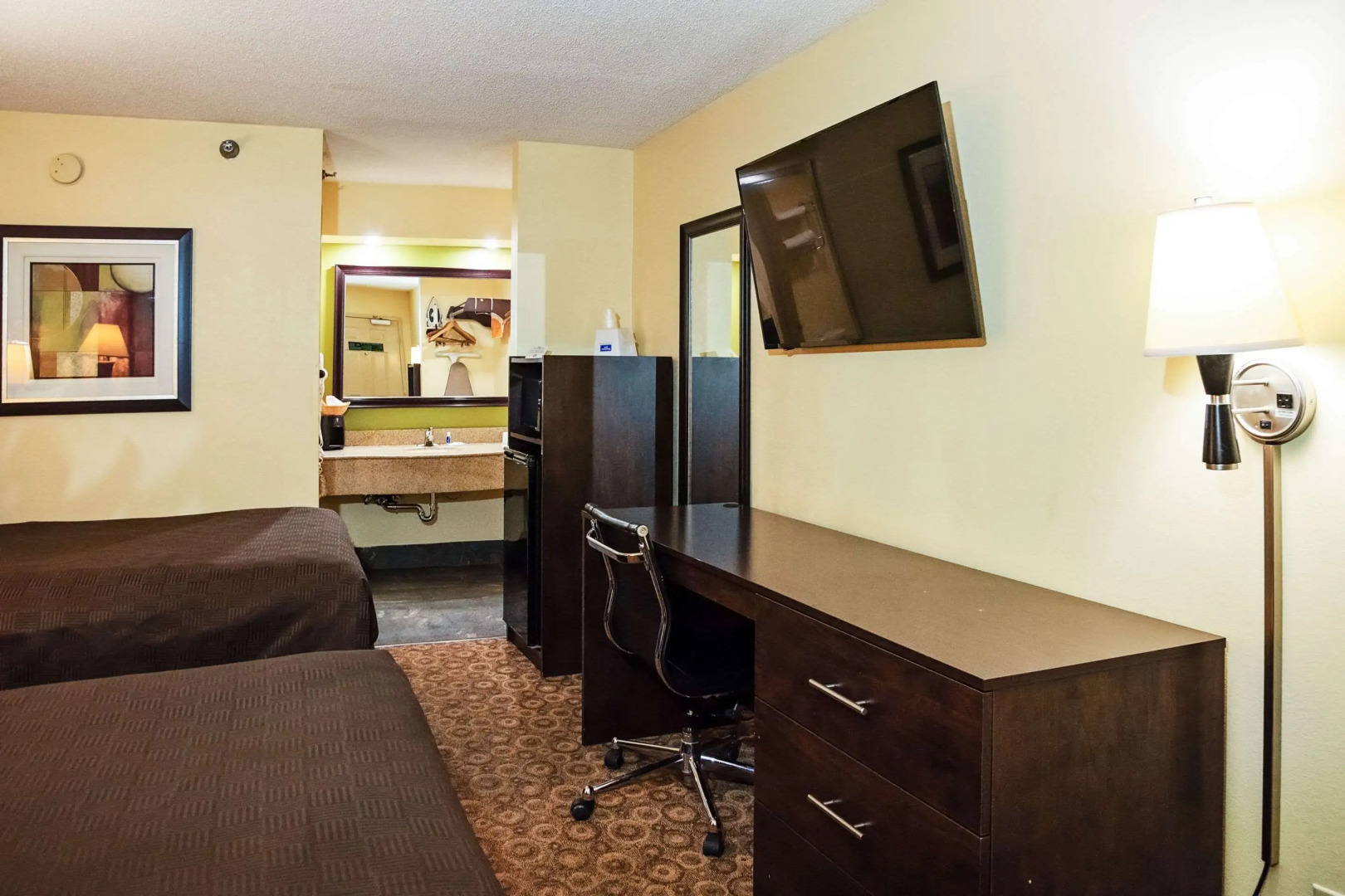 Rodeway Inn & Suites Clarksville near Governors Square Mall