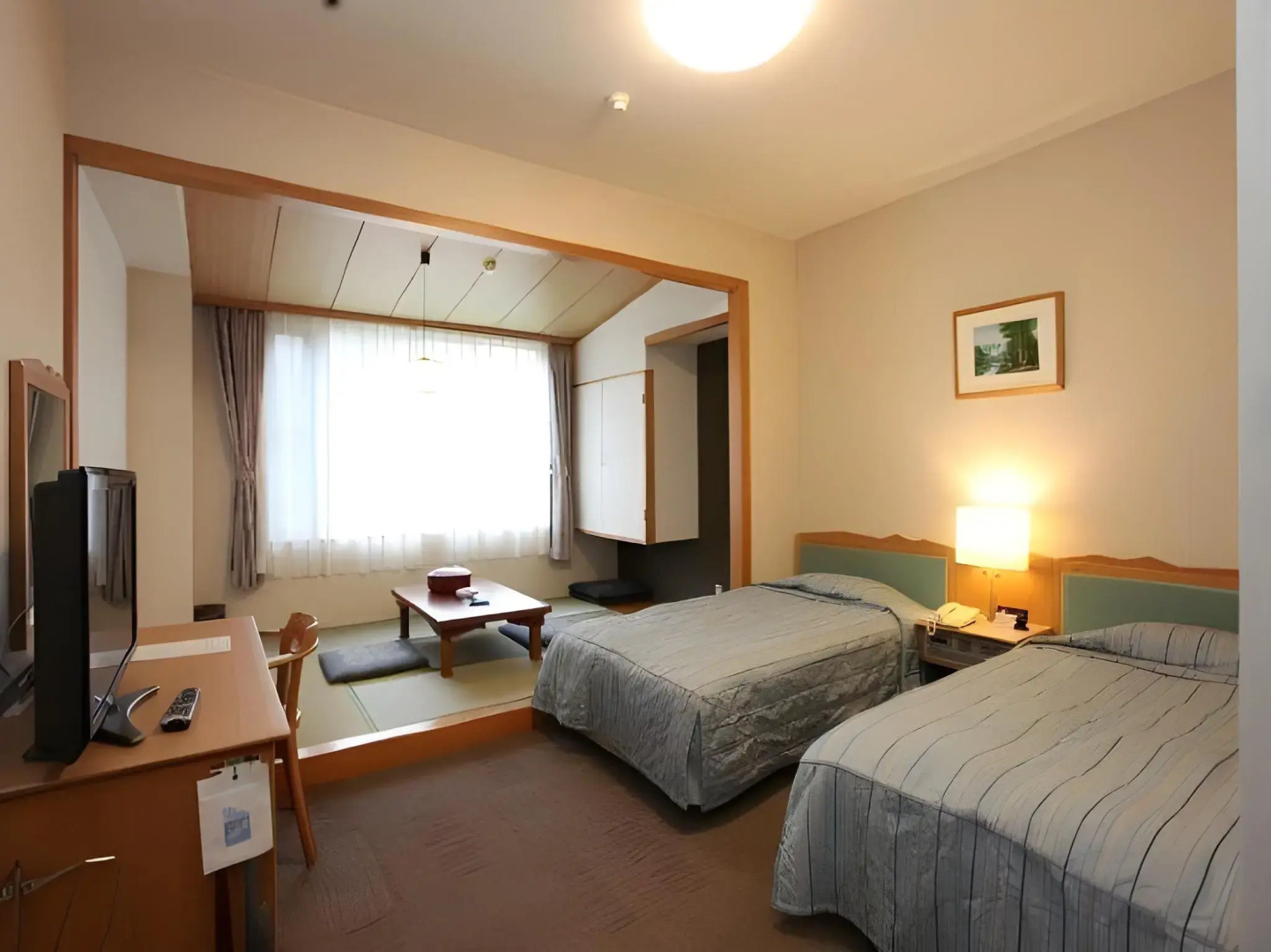 Yuyado Kuttari Onsen Lake Inn