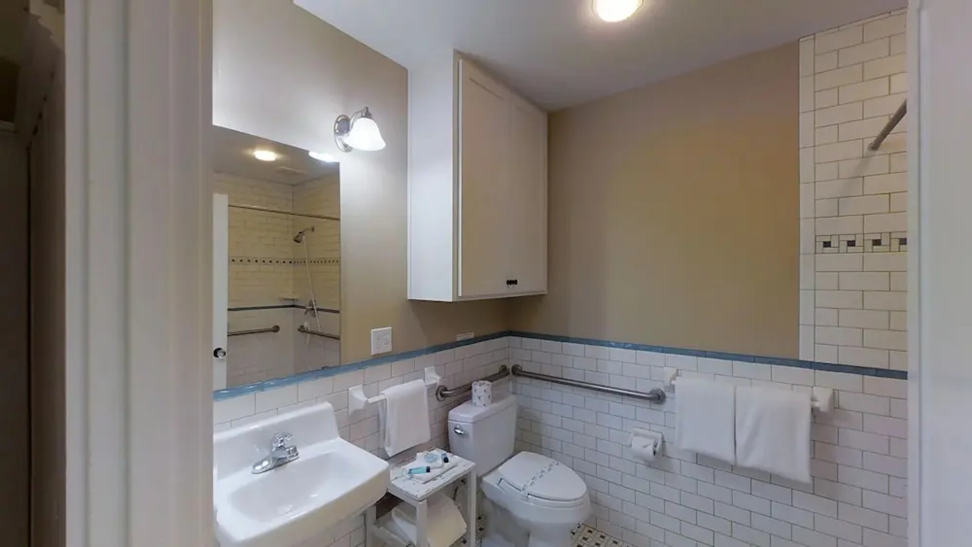 The Tides Inn in Lincoln City 4 Br home by RedAwning