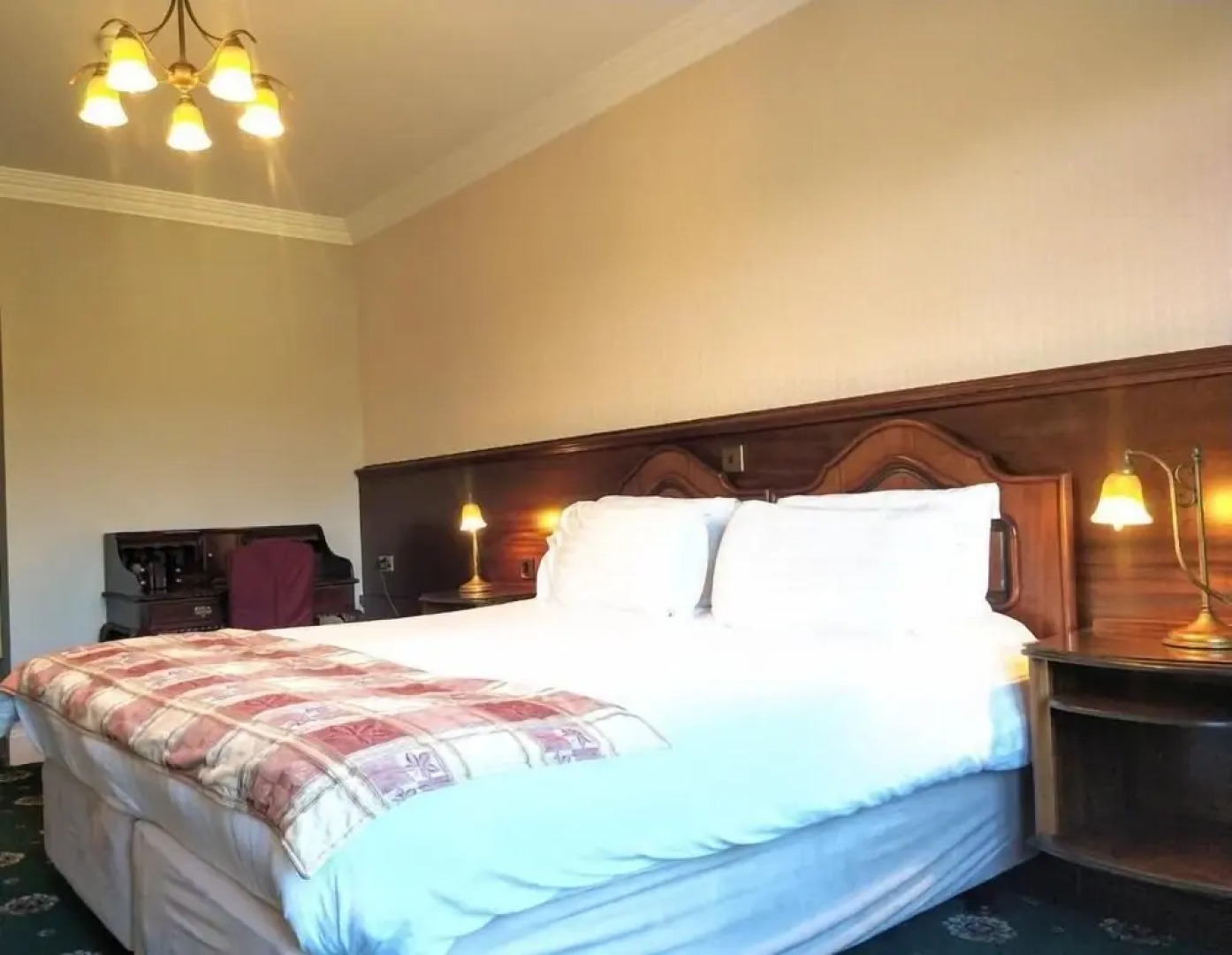 Lakeside Manor Hotel