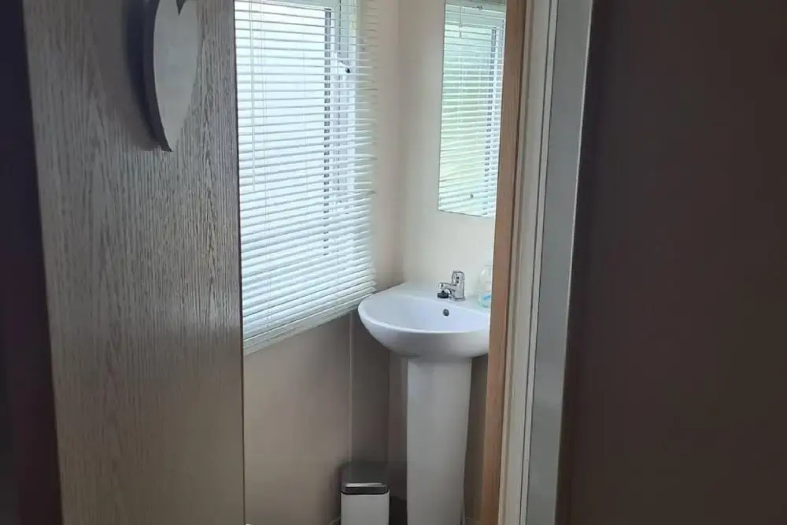 2 Bed Lodge - Sleeps 5 - Parking - Pets - Wifi