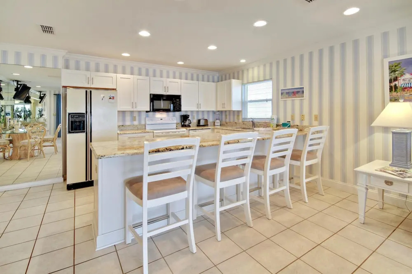 Sunset Villas 3 Million $ Views/2 Balconies/bbq/pool