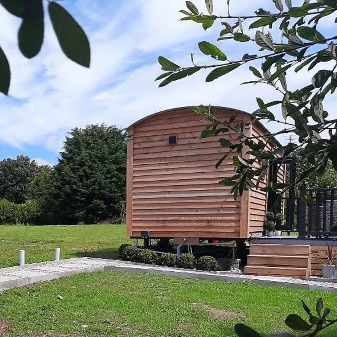 Min yr Afon - Cabin - Sleeps 2 - Hot Tub - Parking