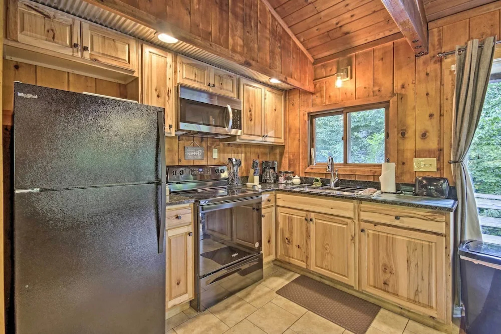 Secluded Stanardsville Cabin w/ 10 Acres & Hot Tub