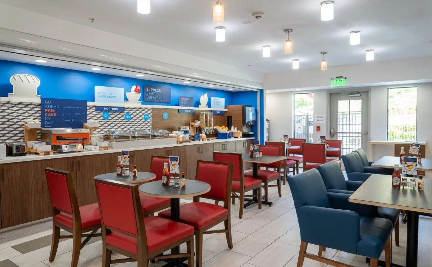 Holiday Inn Express & Suites Lake Forest by IHG