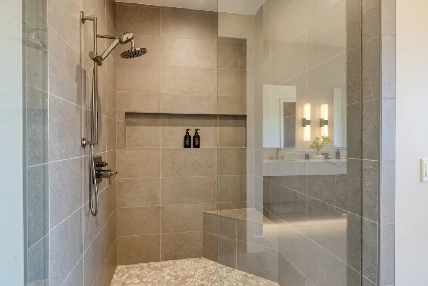 Reflection by Avantstay Sleeps 18 Lake Views Hot Tub Game Room