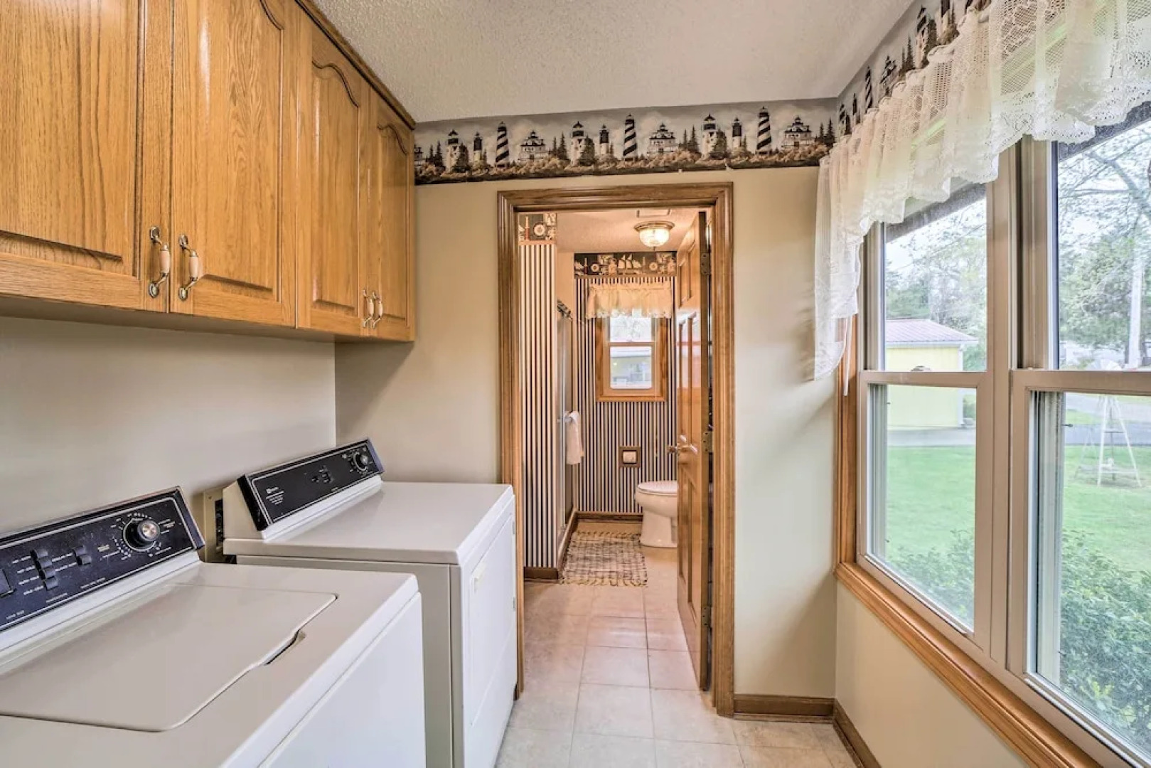 Kayaks & Boat Dock: Waterfront Home in Grove