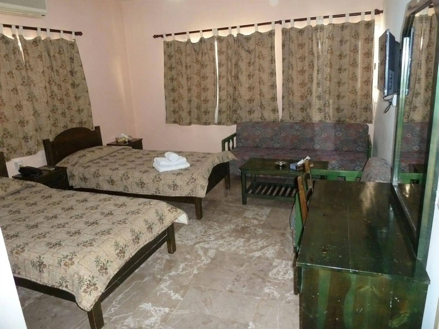 Holiday Suites Hotel And Beach