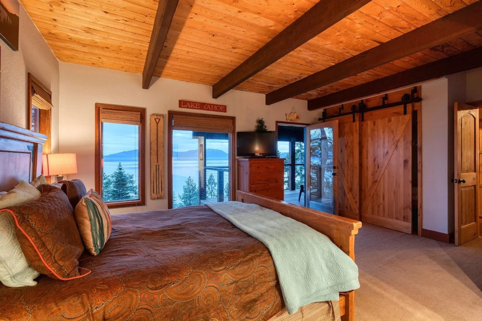 5BR 4BA Lake View Cabin by RedAwning