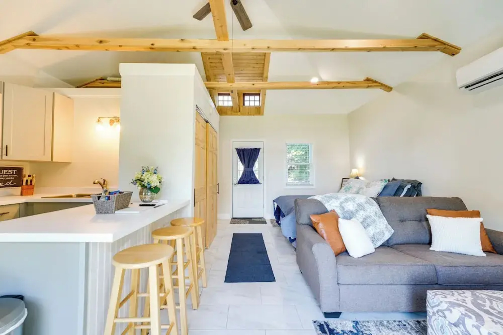 Serene Riverfront St. Clair Studio: Walk to Dtwn!