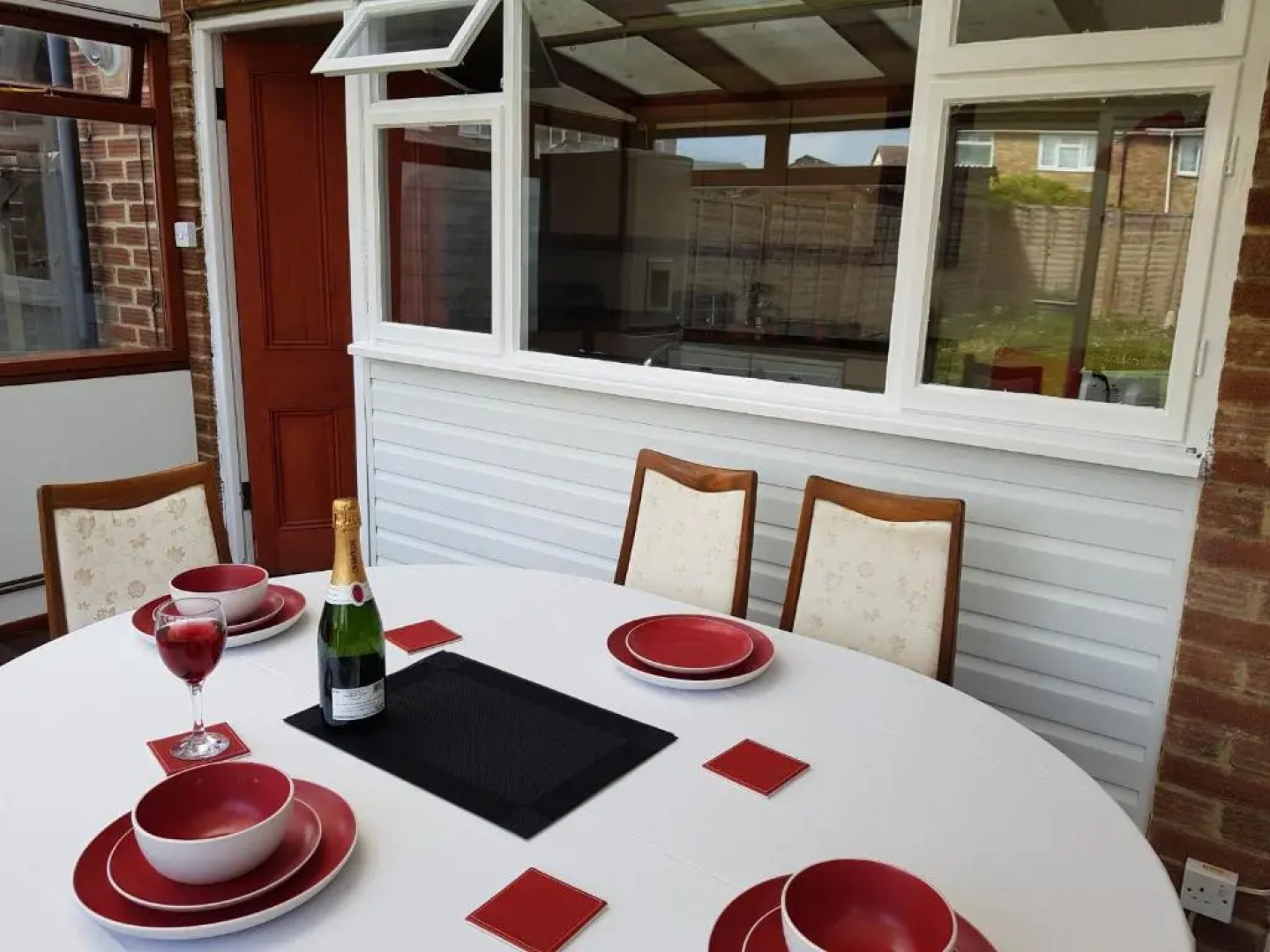 Eddiwick House - Huku Kwetu Dunstable -Spacious 3 Bedroom House- Sleeps 6 - Suitable & Affordable Group Accommodation - Business Travellers