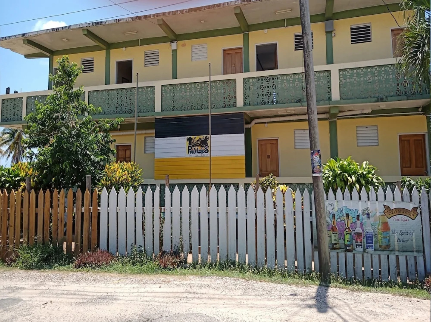 Pal's on the Beach - A Gold Standard Hotel