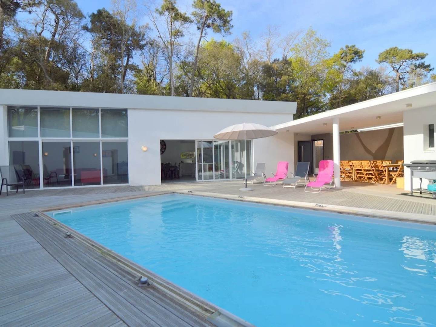Villa With High-end Kitchen, Jacuzzi & Pool in Longeville sur mer
