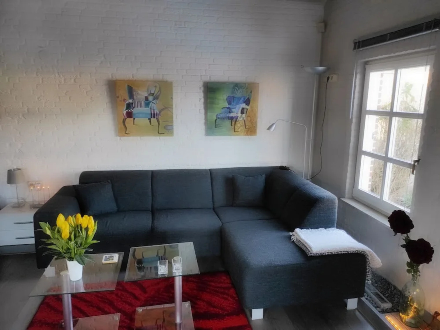 Room-room to Rent With own Entrance, liv