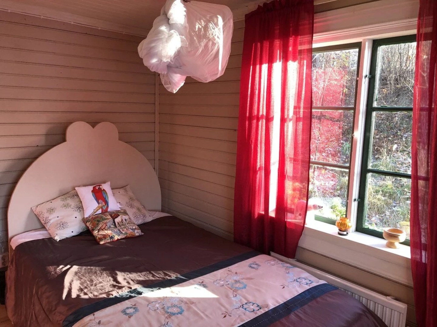 Tranquil Lakeside Cottage Retreat