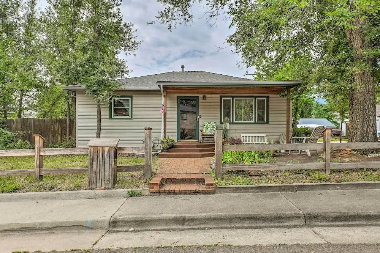 Relaxing Golden Getaway w/ Grill < 1 Mi to Town!