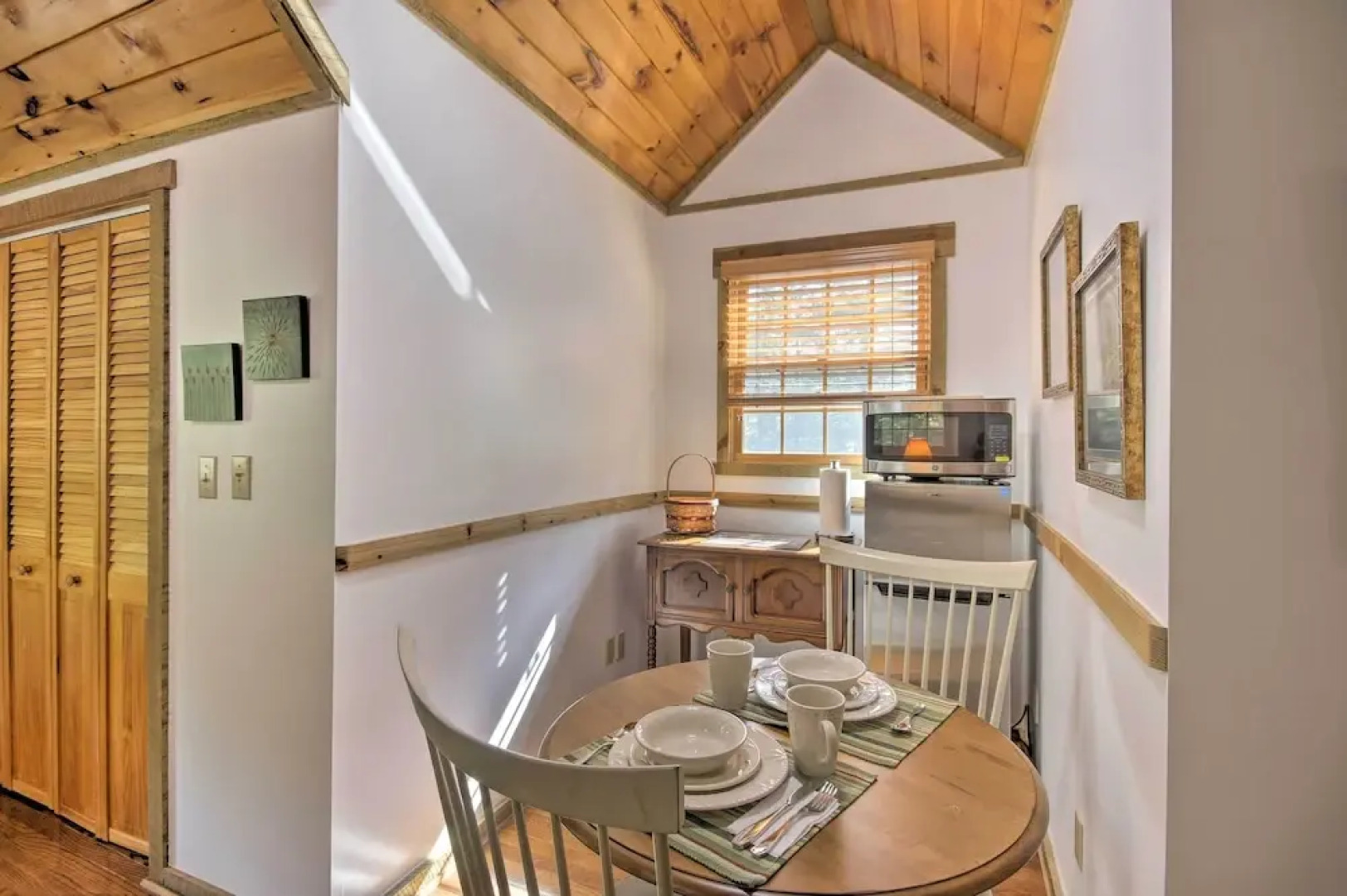 Couples Cabin - 5 Mi to DT Berkeley Springs!