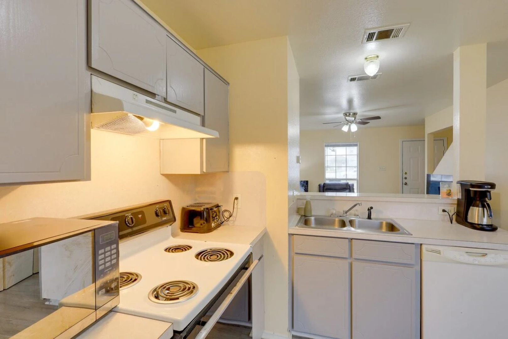 ~ 2 Blocks to Shops: Quaint Killeen Townhome!