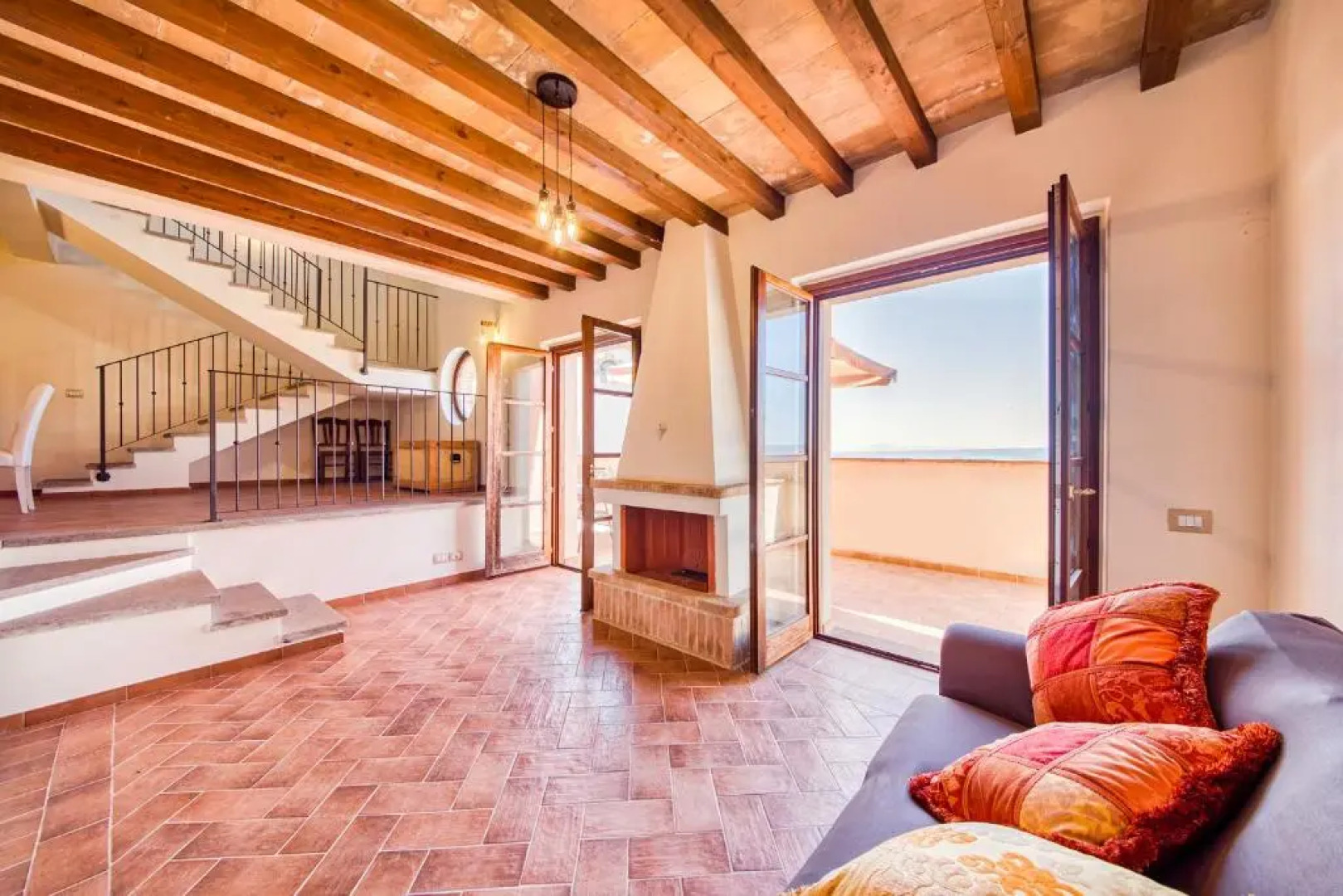 Bright Apt With Terrace and Shared Pool