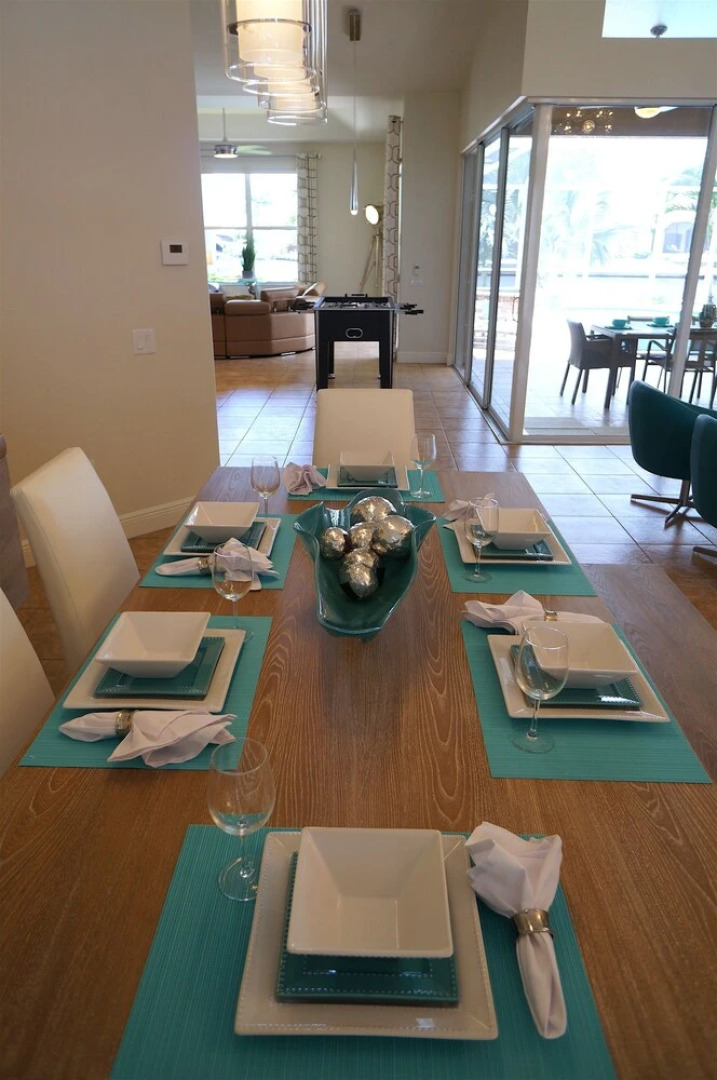 Alicia in Walking Distance to Yacht Club 1014