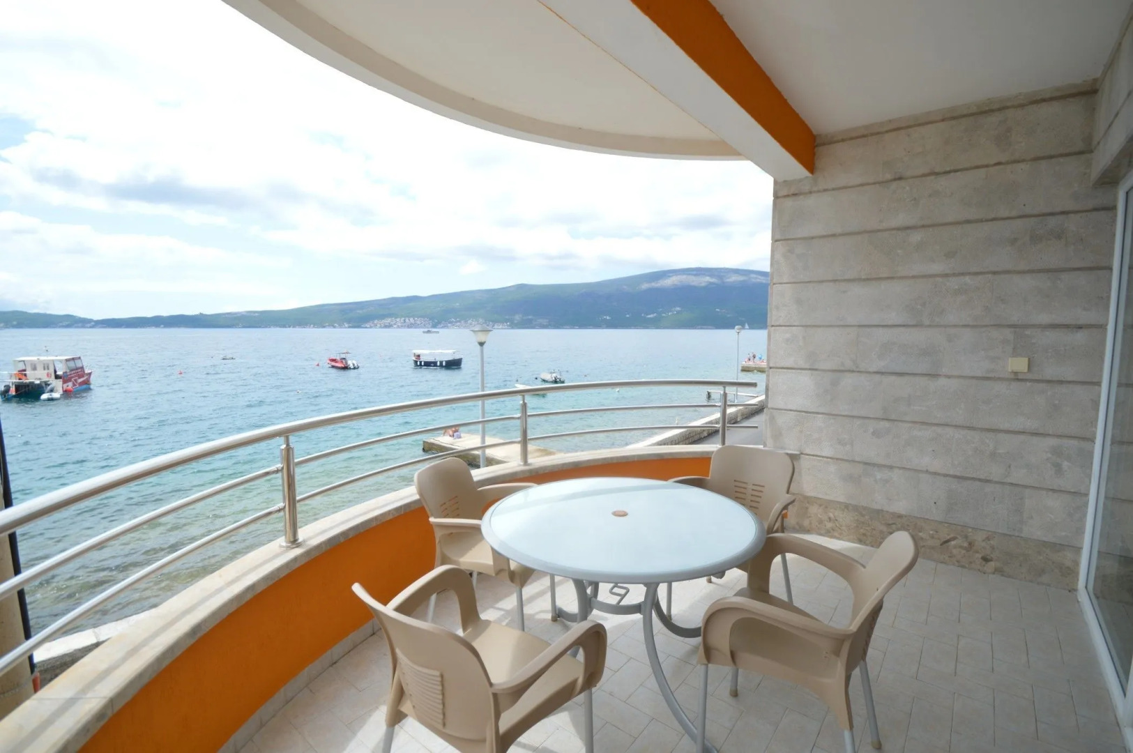 Seafront Apartment Bijela