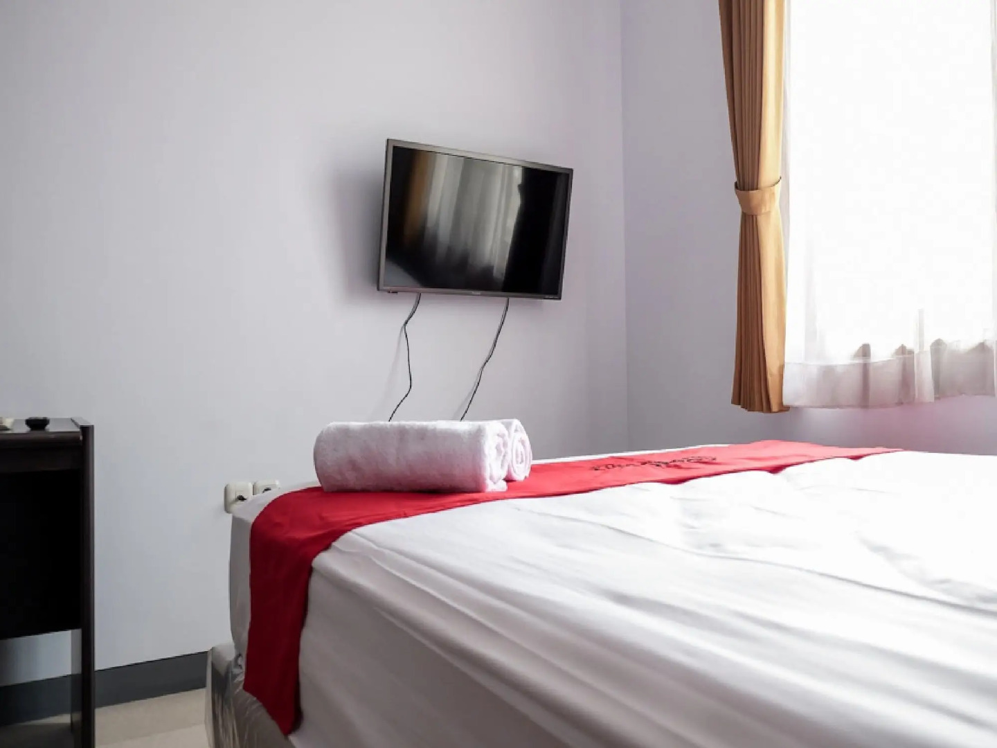 RedDoorz near Supermall Karawaci 2