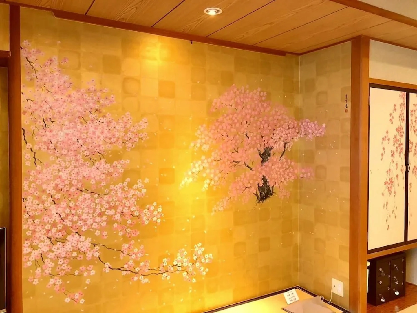 Hotel Hoho "A hotel overlooking the Echigo Plain and the Yahiko mountain range"