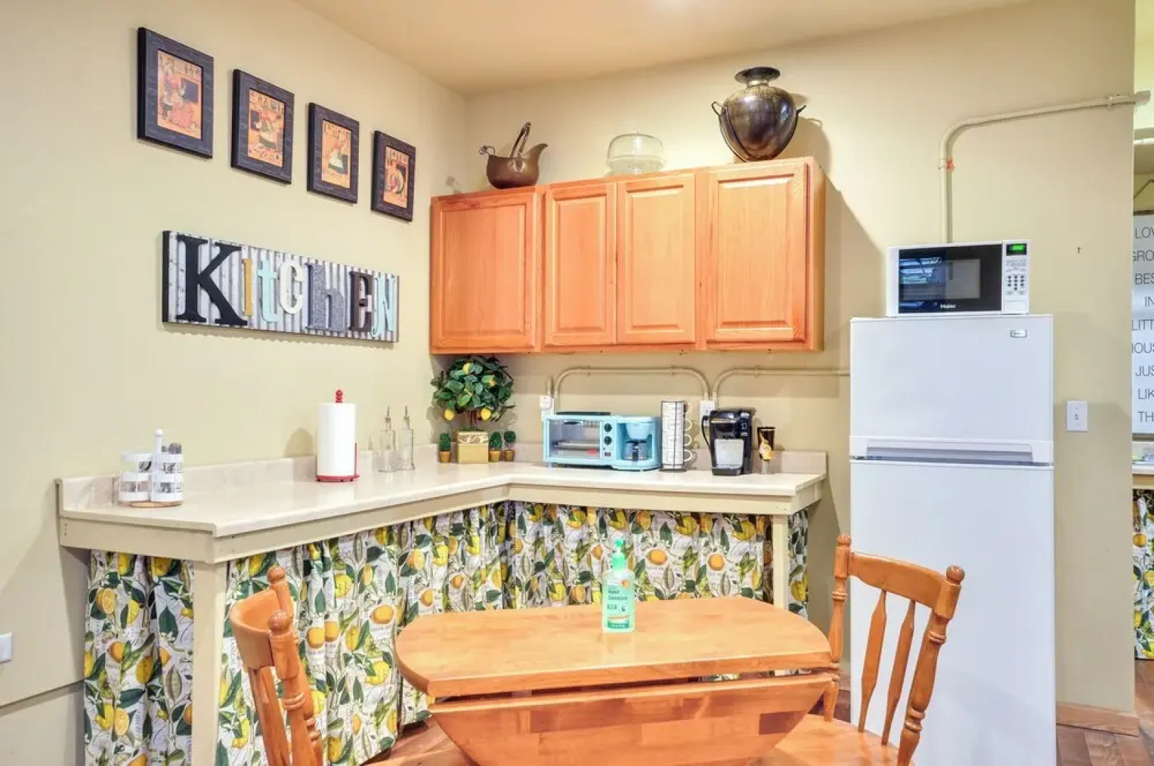 Inviting Studio w/ Patio, 15 Mi to Portland!