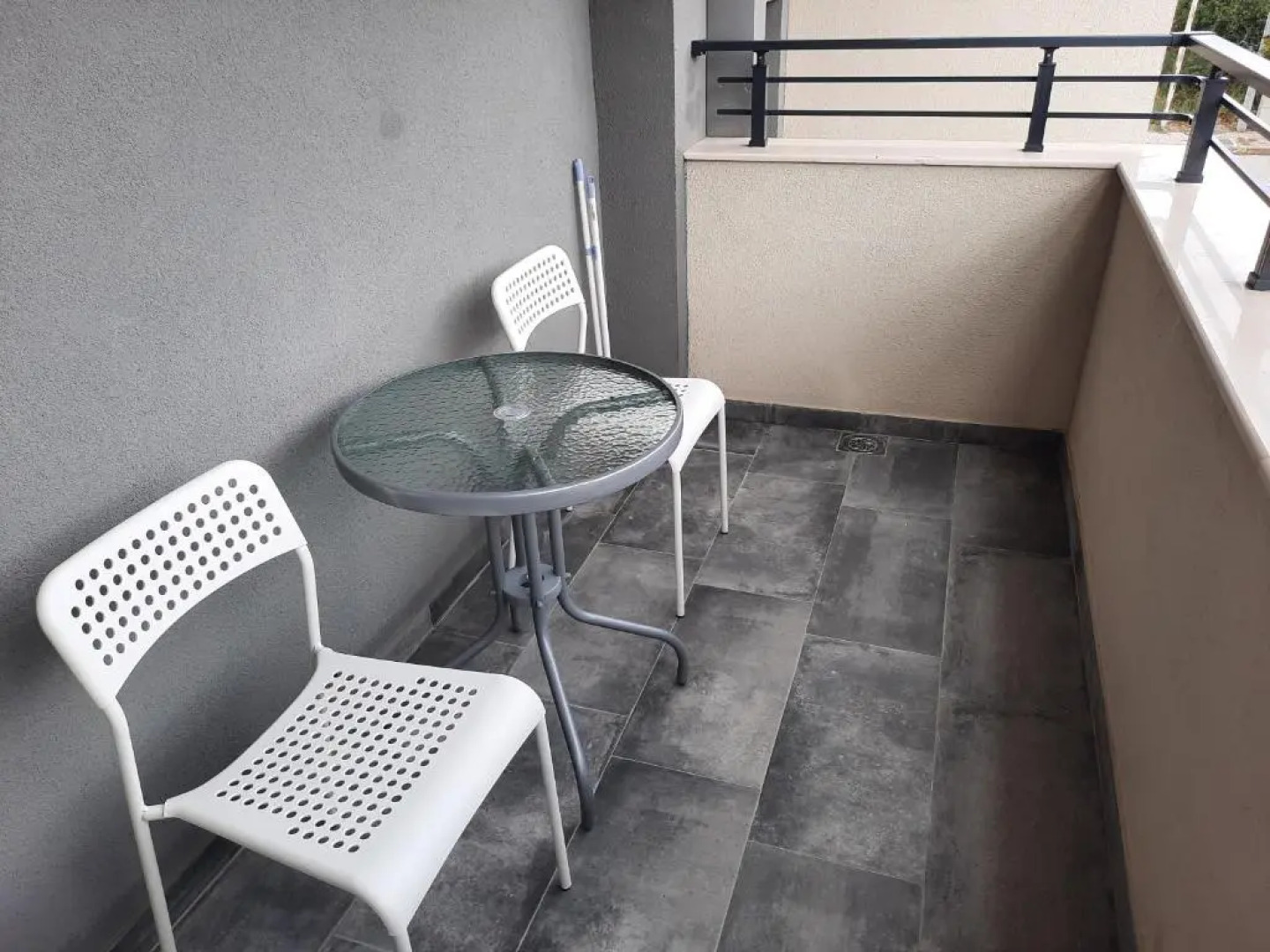 New modern 1 bedroom apartment with free parking