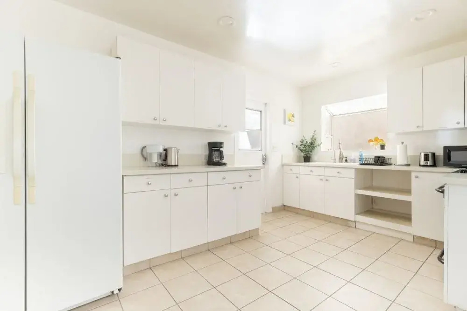 Charming Spacious Home - Modern Comforts, Prime Location