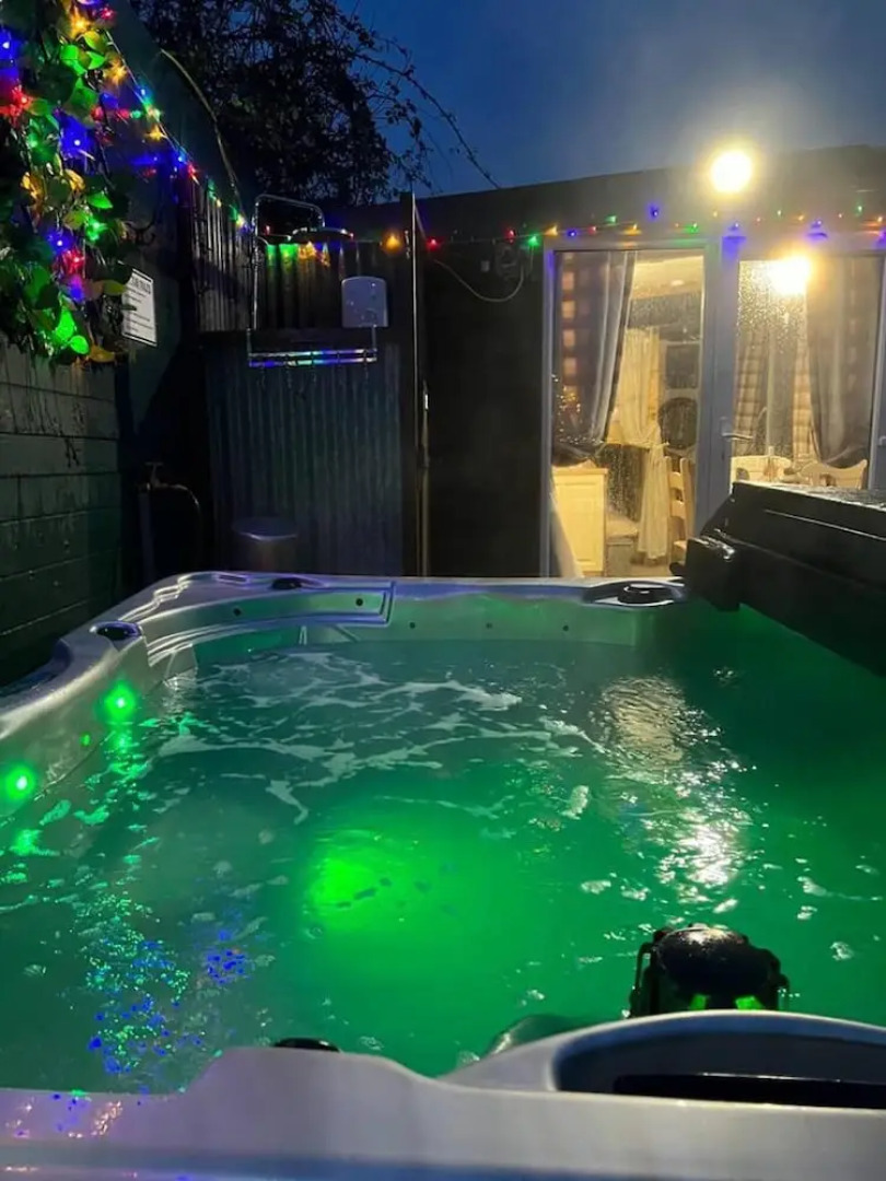 Bridie Rose - hot tub Extra Charge Exotic Animals