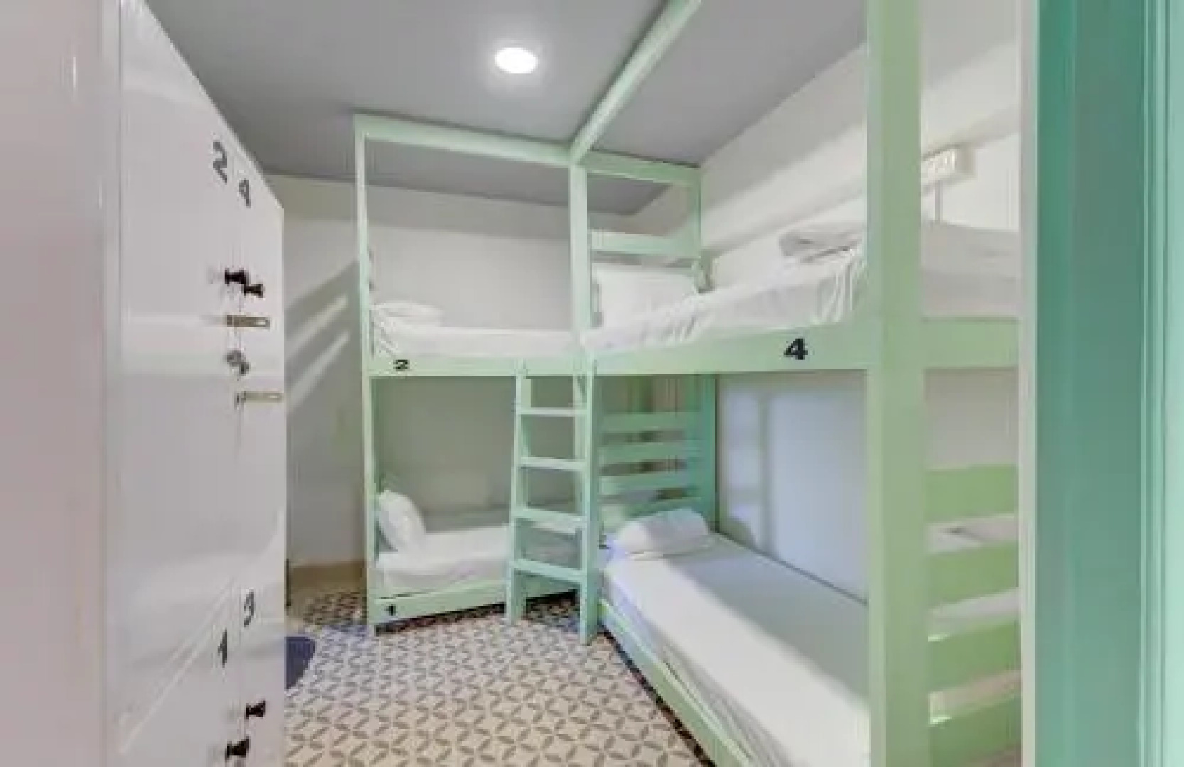 Woke Hostel - Morjim