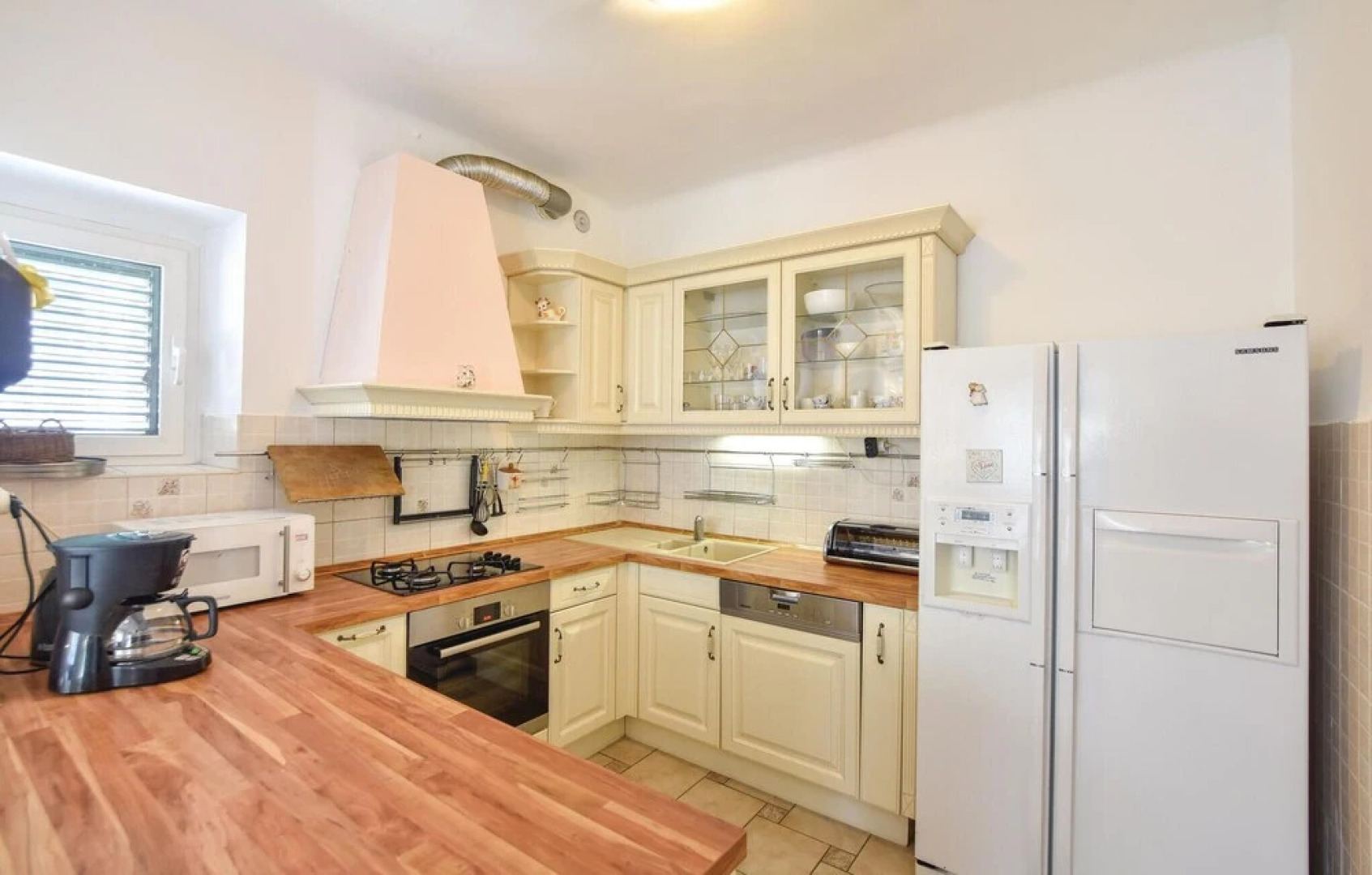 Awesome Home in Kastel Luksic With Sauna, Wifi and 6 Bedrooms