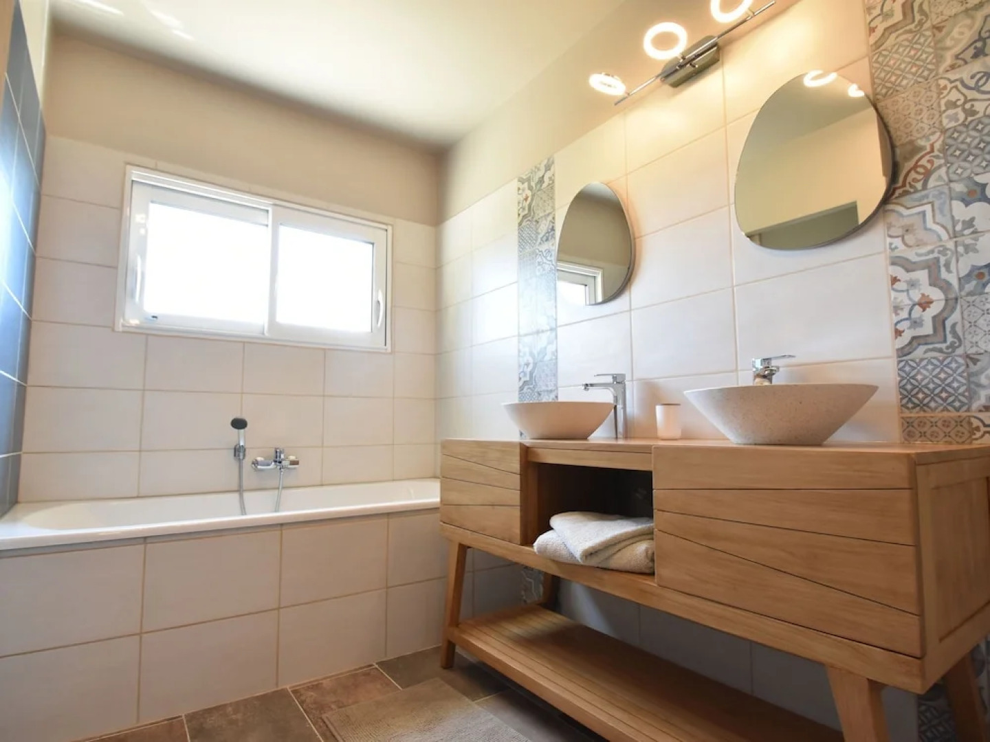 Private Infinity Pool, Beautiful View of Mont Ventoux, a Dream Spot!