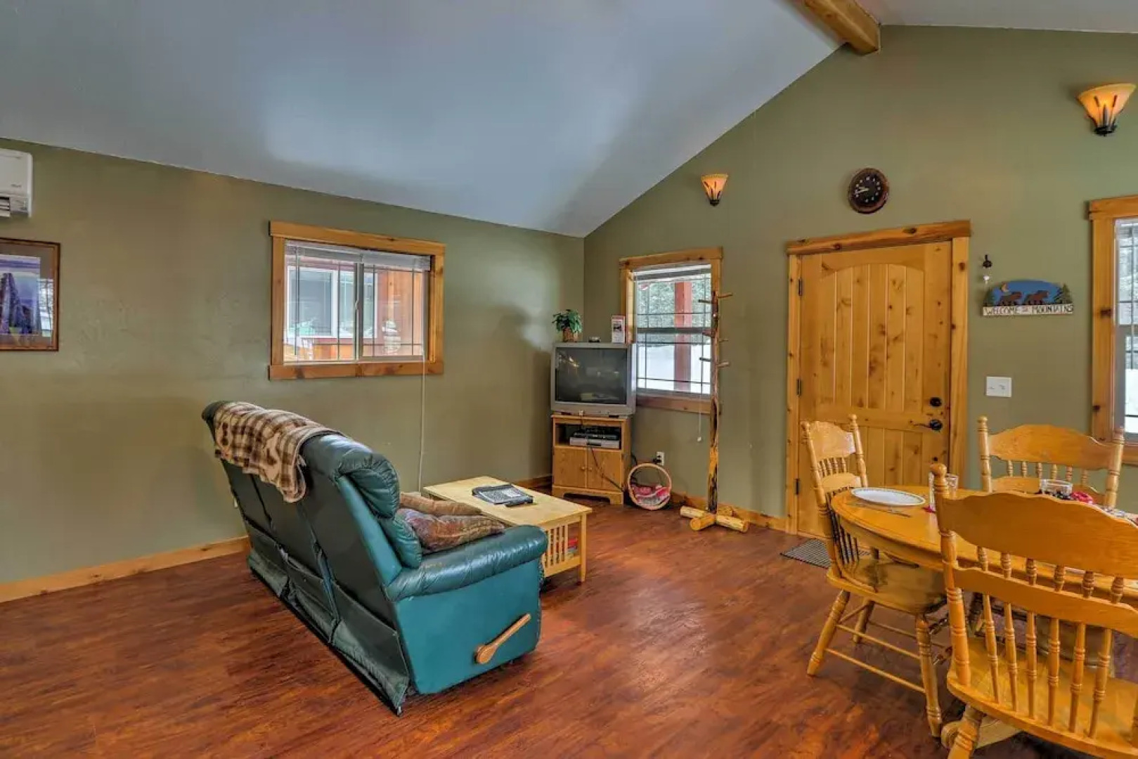 Hungry Horse Cabin: Deck, Fire Pit, Near Glacier!