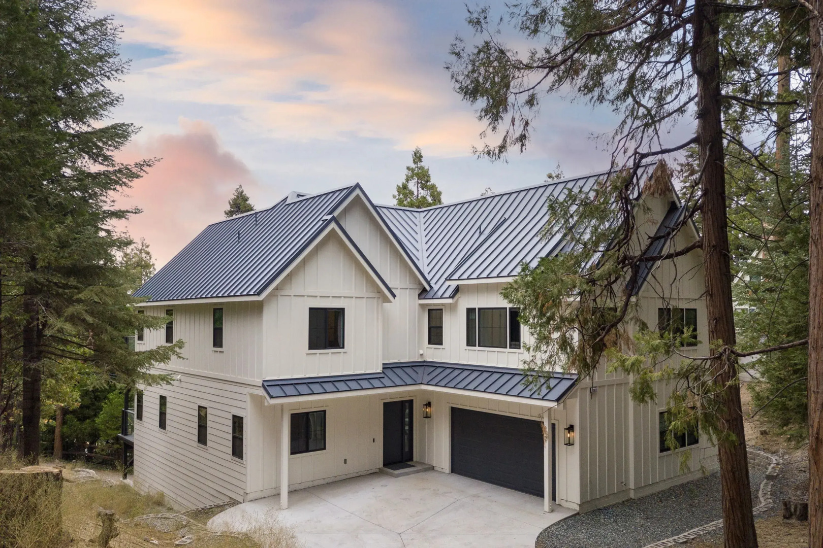 Luxury Retreat, 5mins to the Lake Game Room + Fire Pit Howlite by Avantstay