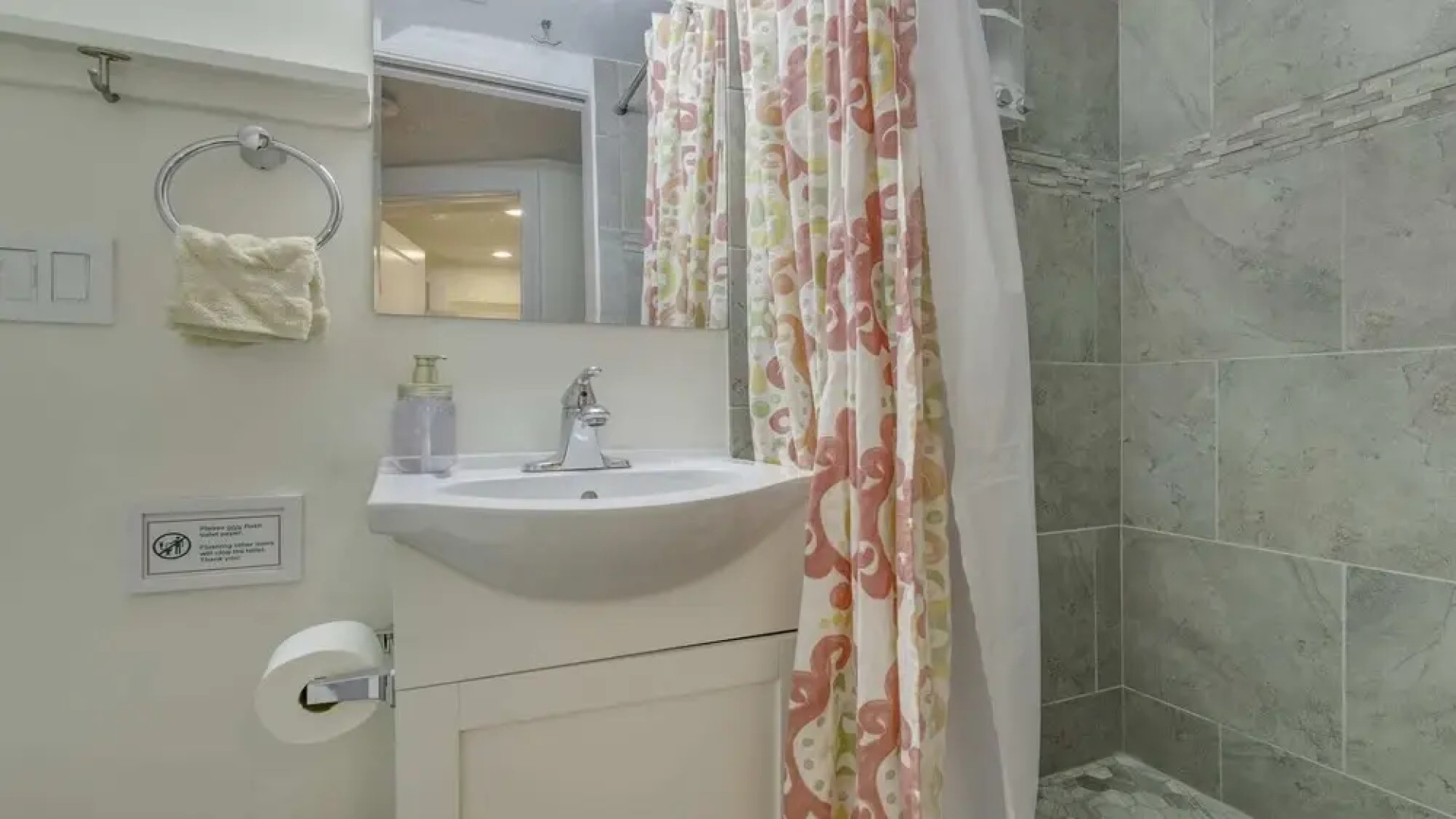 Spacious Colonial House in Alexandria | CozySuites