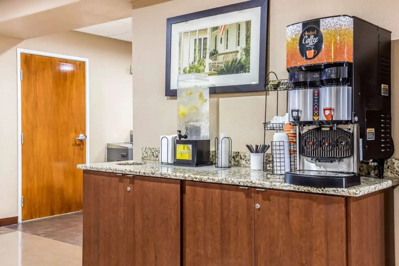 Comfort Inn & Suites Airport - American Way