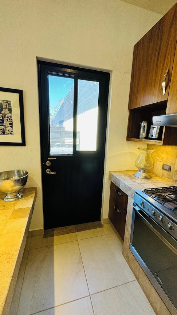 1 Bedroom Guest House - Walk to Everything - Roof Patio - Gym - Pickleball Court