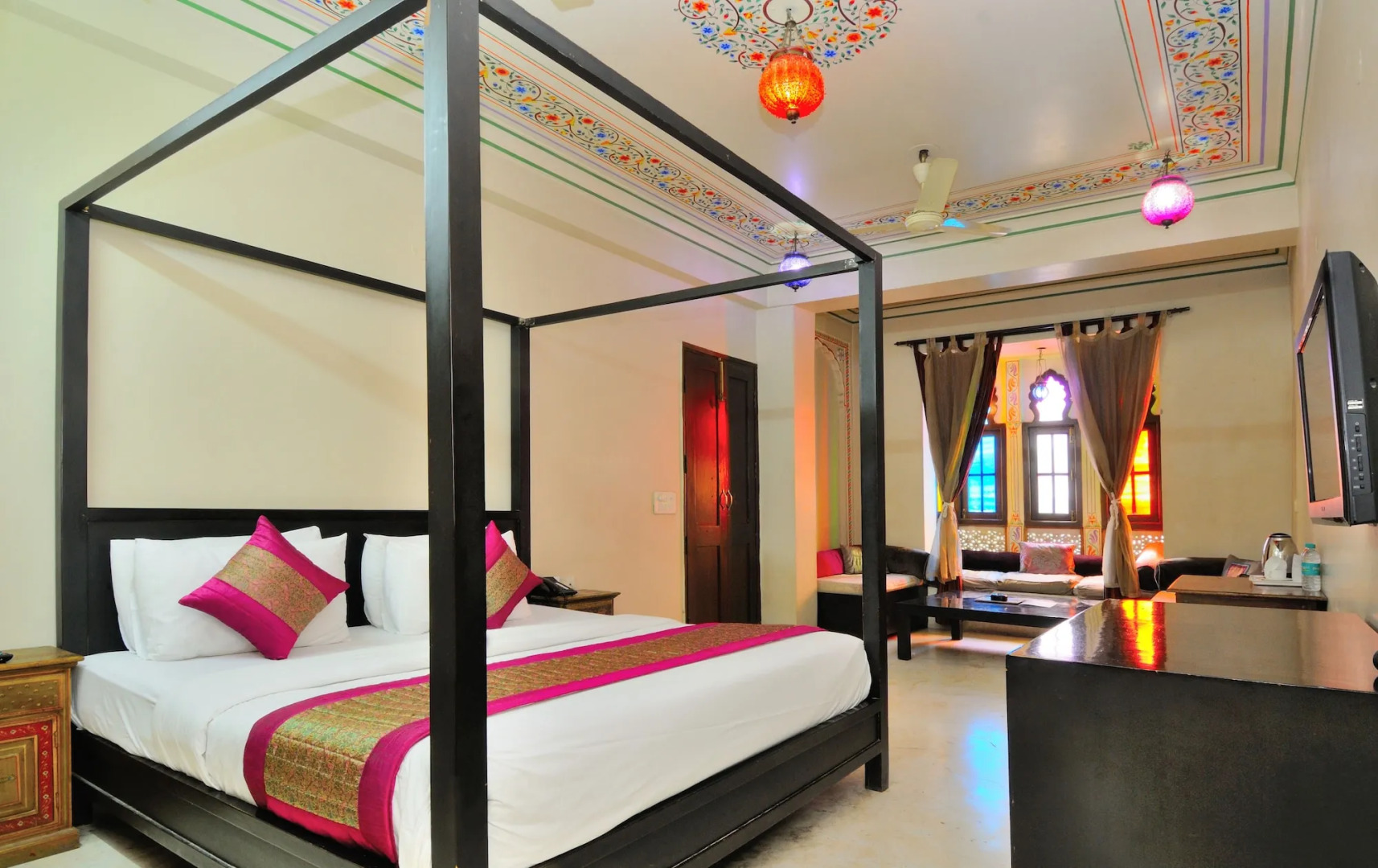 Jyoti Mahal A Royal Heritage Hotel - 5 Mins from New Delhi Railway station & 2Mins From Metro