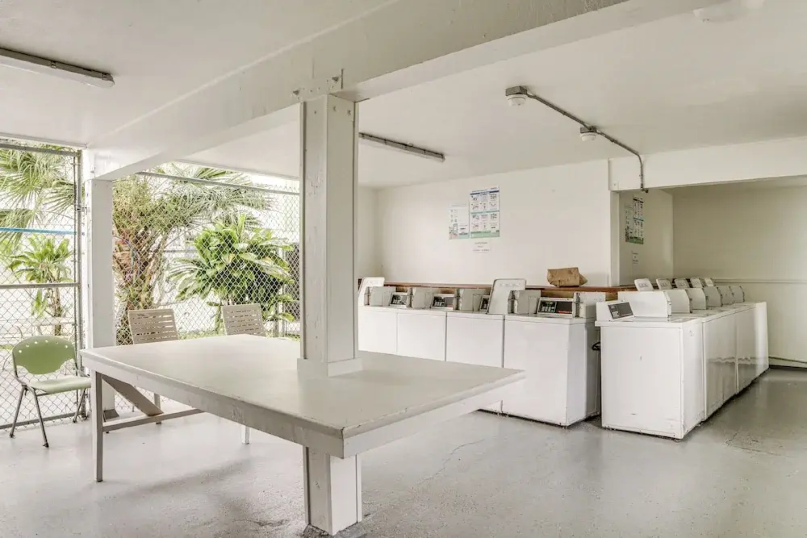 Hilo Apartment w/ Lanai - 2 Mi to Beaches!