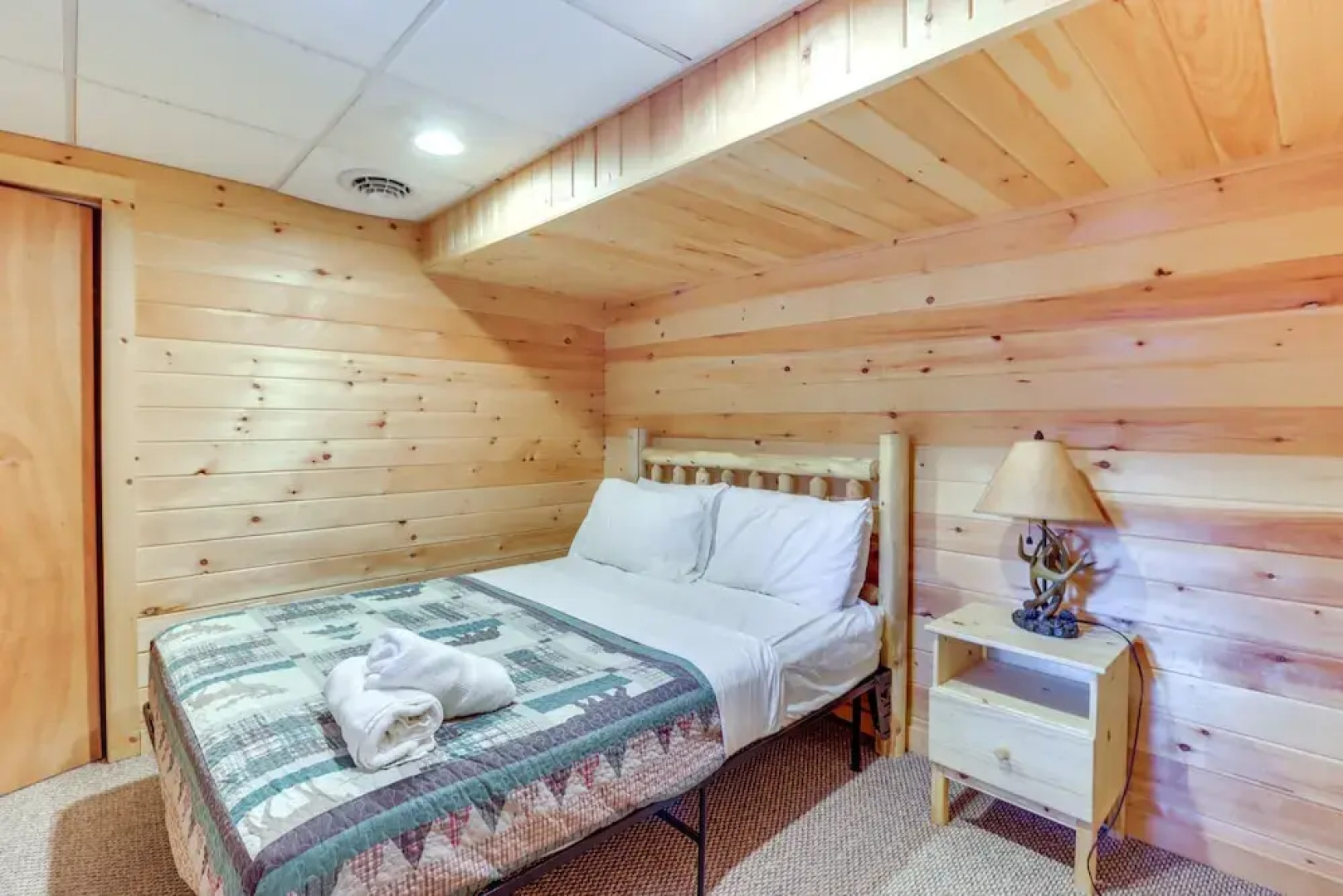 Private Hot Tub & Fire Pit: Log Cabin in Blakeslee