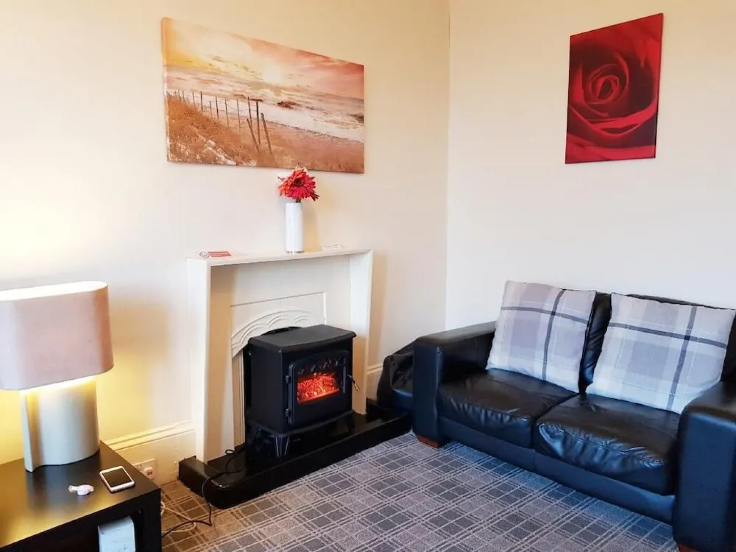2 Bed Flat - Sleeps 4 - Parking - Wifi