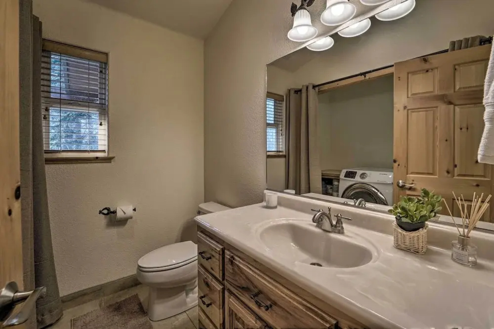 Near Donner Lake & Skiing: Soda Springs Cabin!