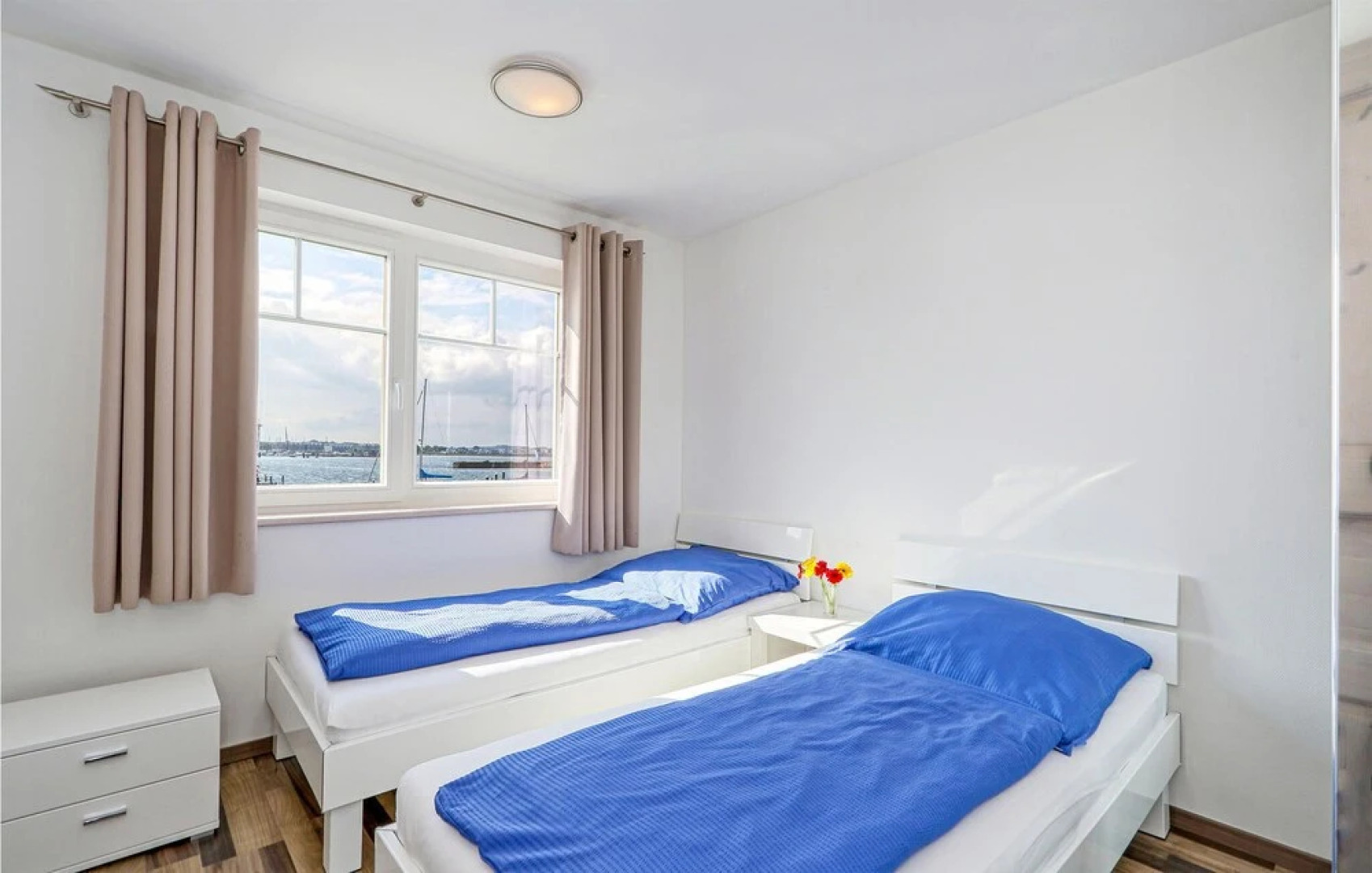 Weiße Strandvilla/56a O