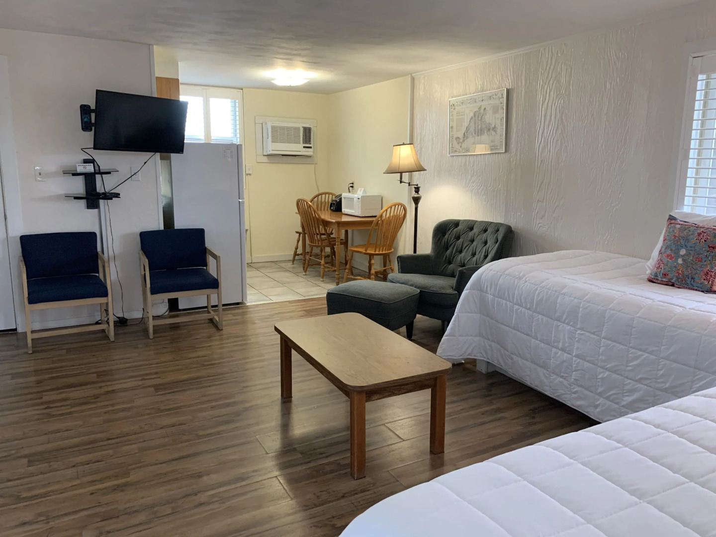 Vineyard Harbor Motel - Private Beach