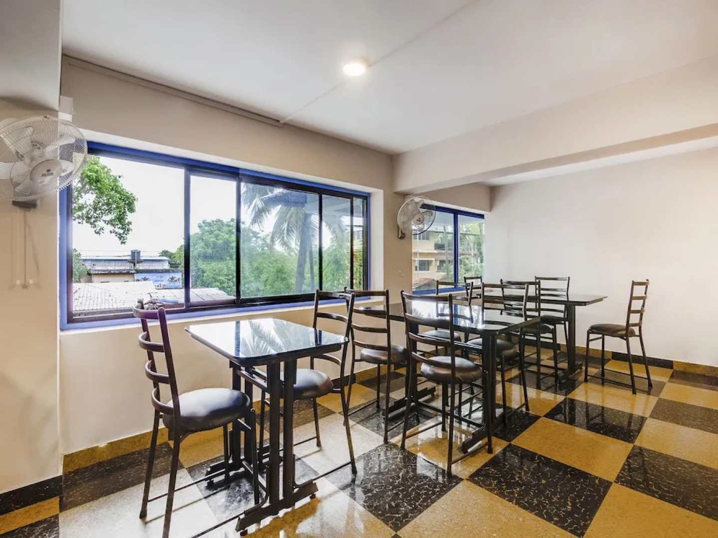 Oyo Flagship 39299 Aqualura