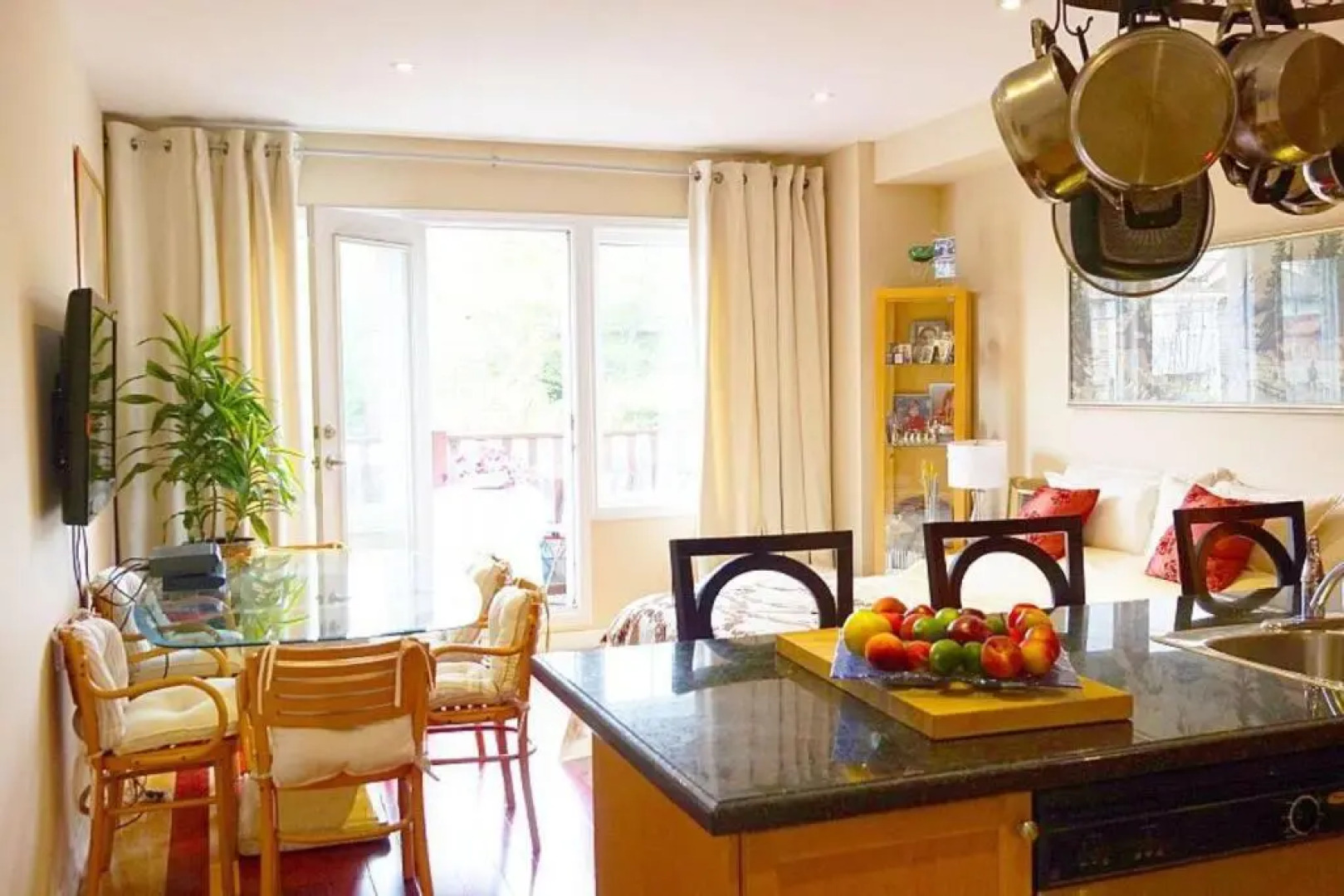 Bright Studio w Full Kitchen and Detached Bathroom