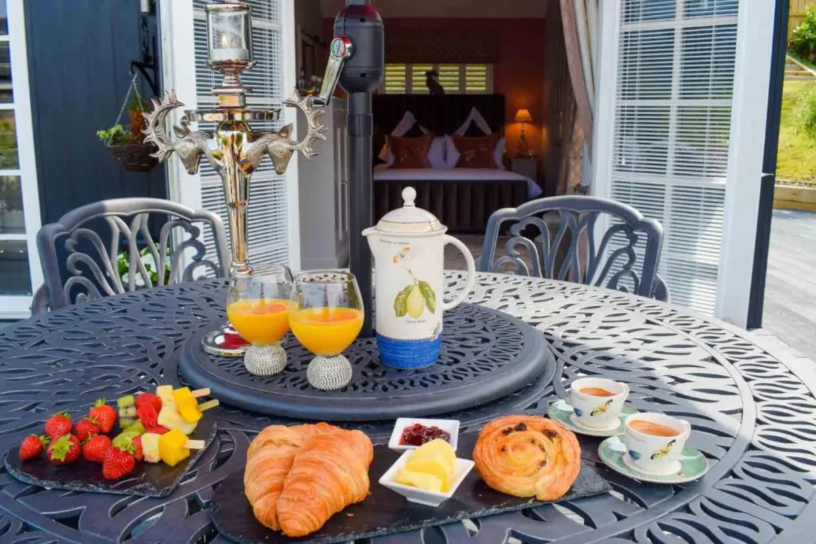 Little Fox Lodge Hideaway Glencoe - 5 Star with Hot Tub overlooking Loch Linnhe